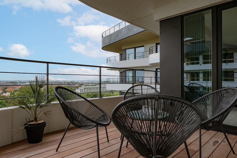 Stunning Apartment With Golf Course Views