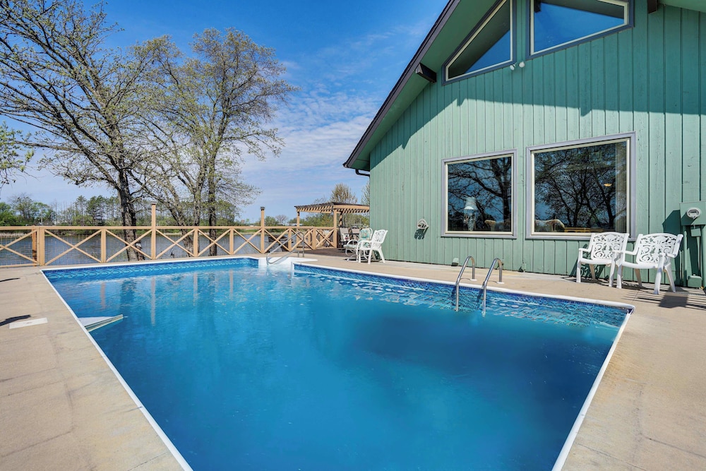 'love Lake Retreat w/ Hot Tub in New Richmond!