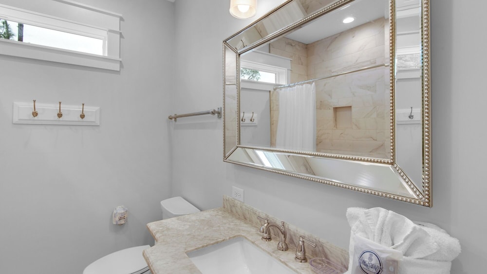Best of Both Worlds: Pool, Golf Cart, Nearby Attractions & Steps to Beach!
