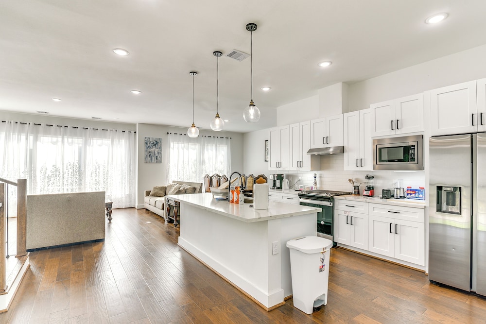 7 Mi to The Galleria: Modern Home w/ Fenced Yard