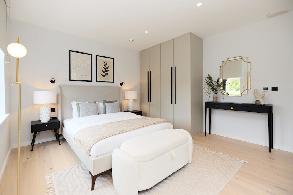 The Brondesbury Hideaway - Stylish 3bdr Flat With Balcony + Parking