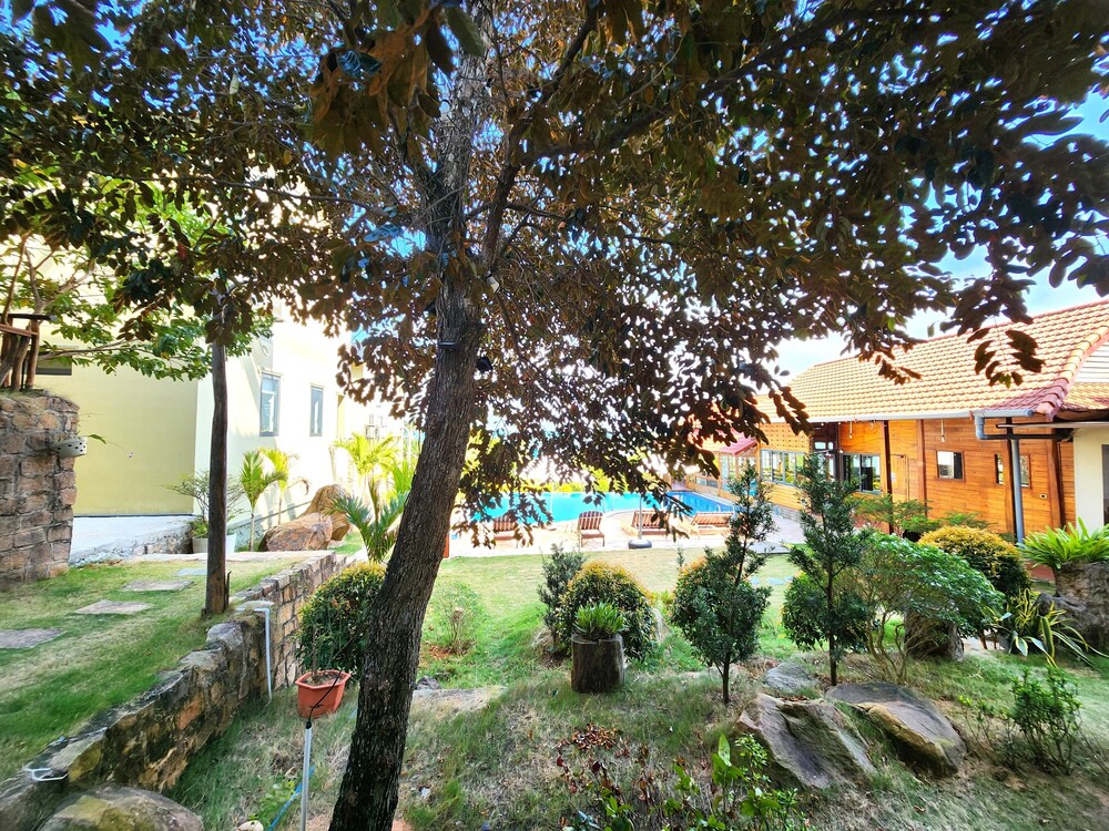 Sunny Shore Resort