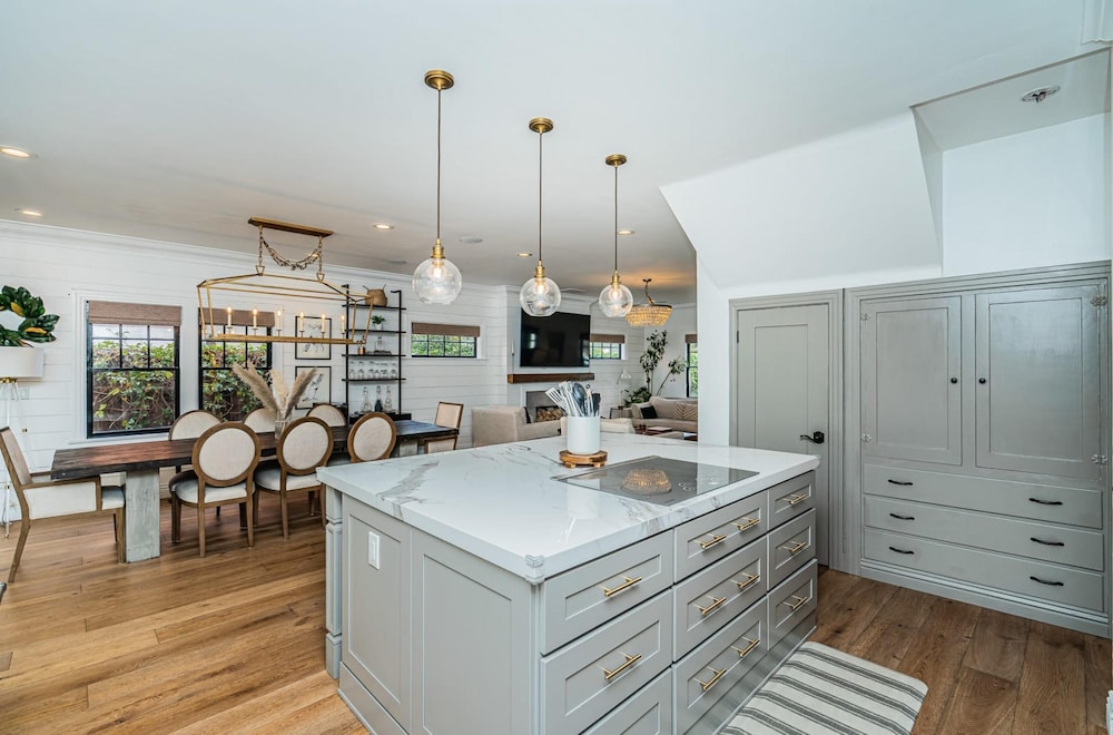 Spacious 5 BR Near Heart of South Park