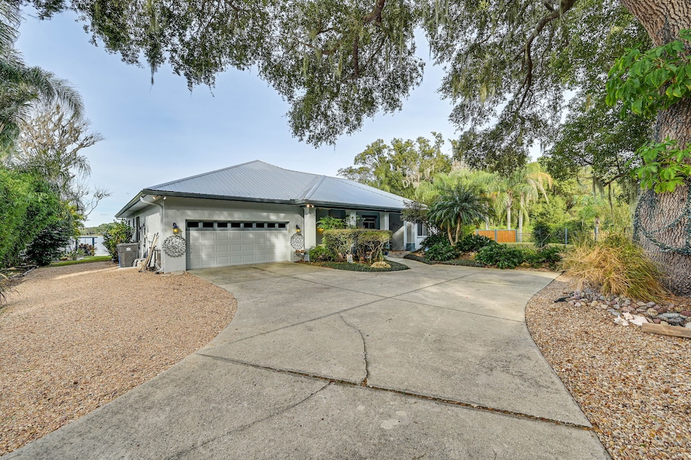 Odessa Lake House w/ Private Pool & Screened Lanai