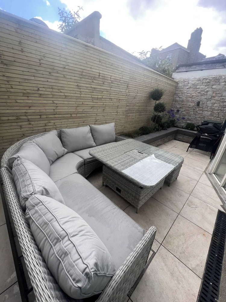 Chic & Characteristic 2BD House - Irishtown