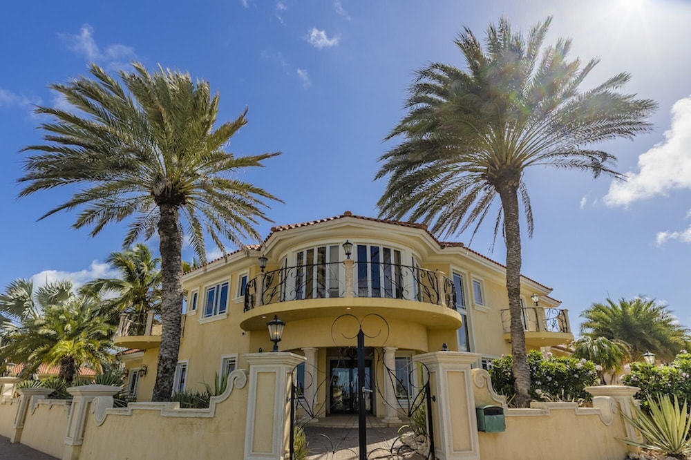Luxury 4br4ba Villa w Hottub Pool Ocean Views