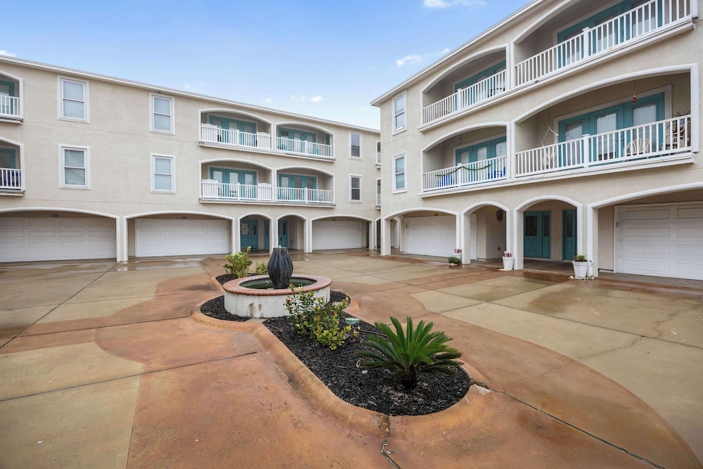 Coastal Townhouse TX Retreat!