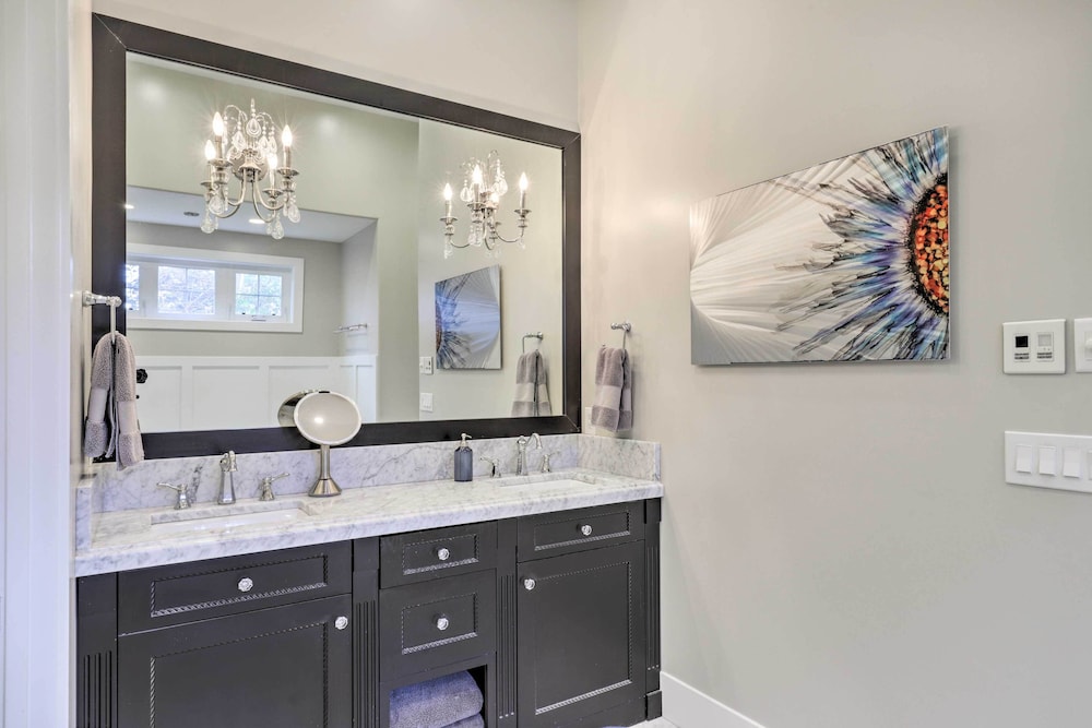 Luxe Sandy Home w/ Hot Tub: 9 Mi to Skiing!