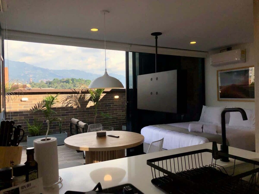 Cozy Studio w/ Balcony in Laureles Medellín