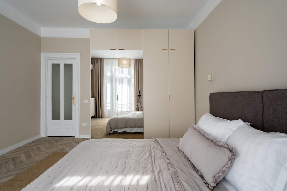 Elegant 3BR Retreat - Steps Away Cismigiu Gardens