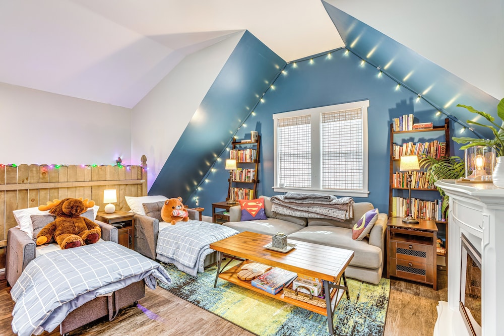 Close to Trails & Town! Artsy Apt in Frankfort