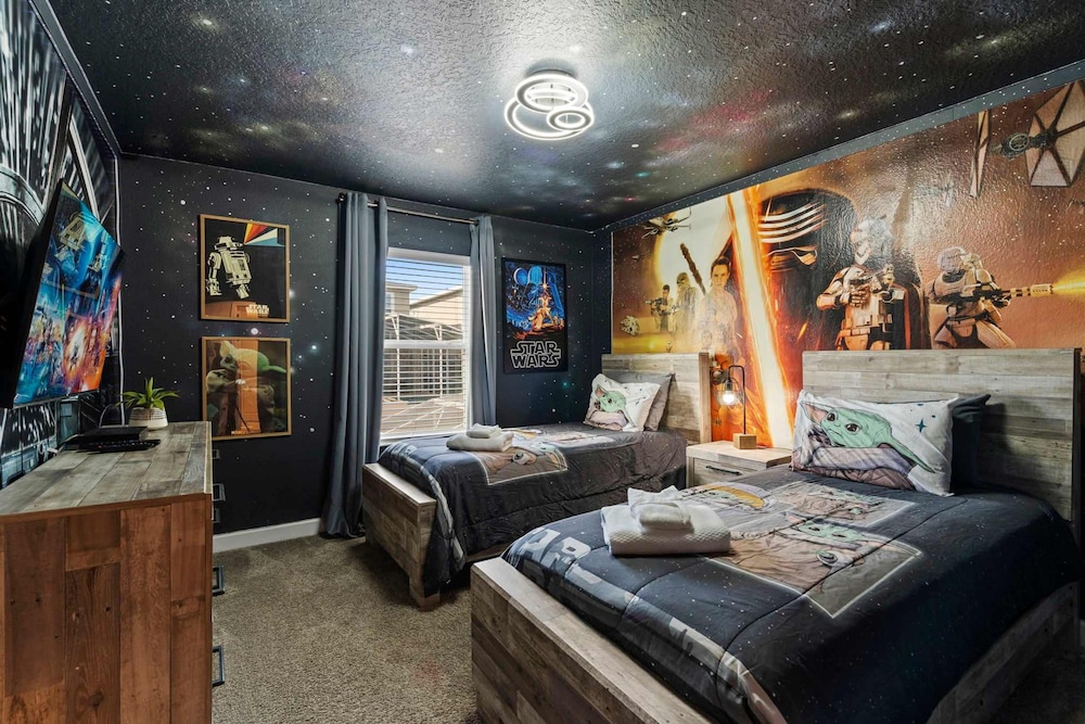 Chic 4BR Home With Mickey Star Wars Rooms
