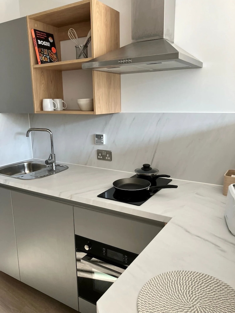 Modern Studios and Ensuite Bedrooms with Shared Kitchen at Hillfort House in Brighton