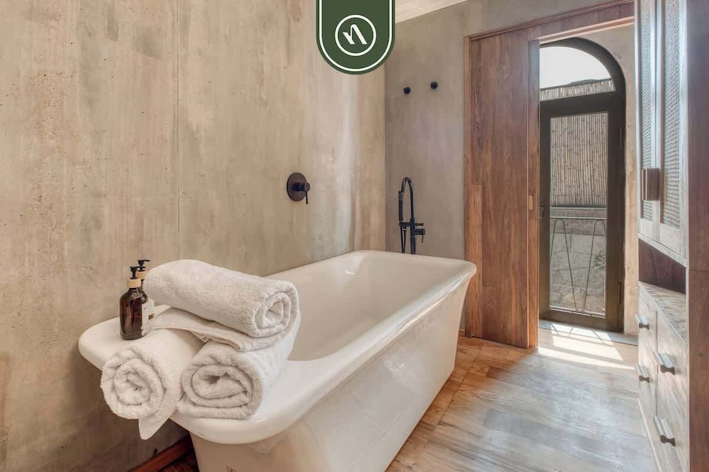 Luxury 1 BR Condo in Downtown - AC - Peaceful