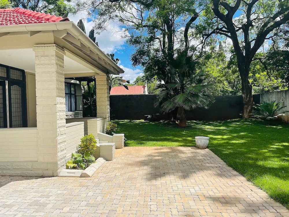 Contemporary 2 bed in Suburbs - 2081 view 5