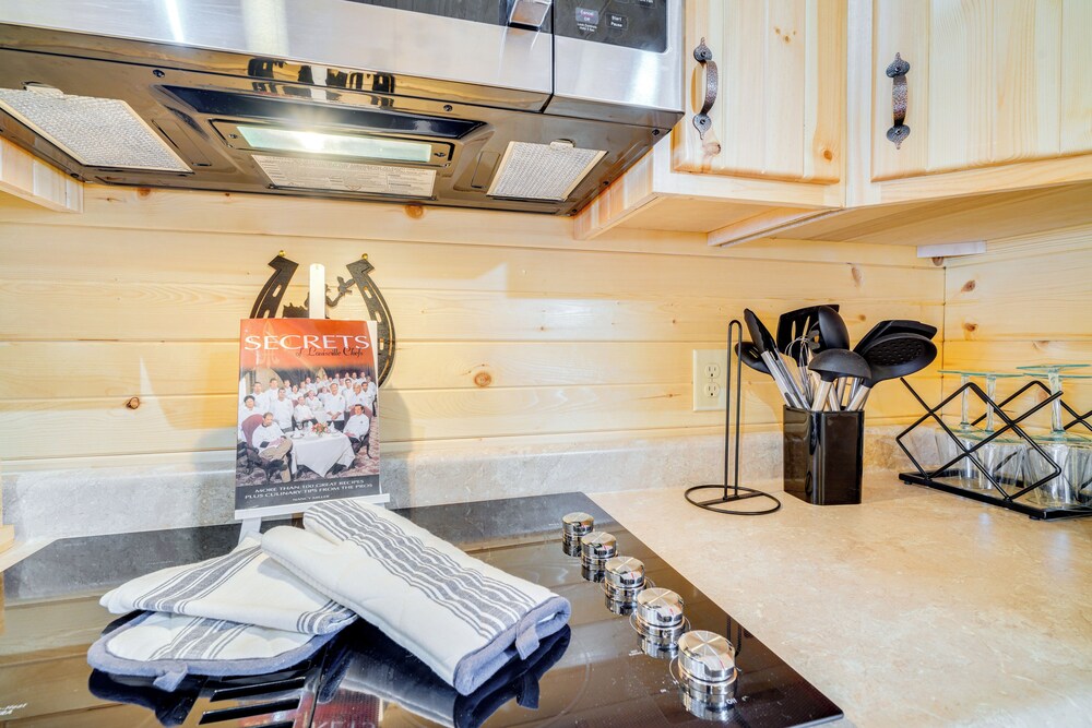La Grange Cabin on a Racehorse Farm w/ Pond Views!