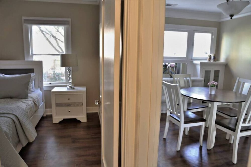 Updated 2BR House in Glendale With Private Fenced Yard Parking p2