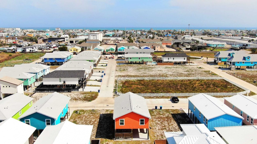 Port A Getaway Games, Grill, Close to Beach Sandy Feet Retreat by Avantstay