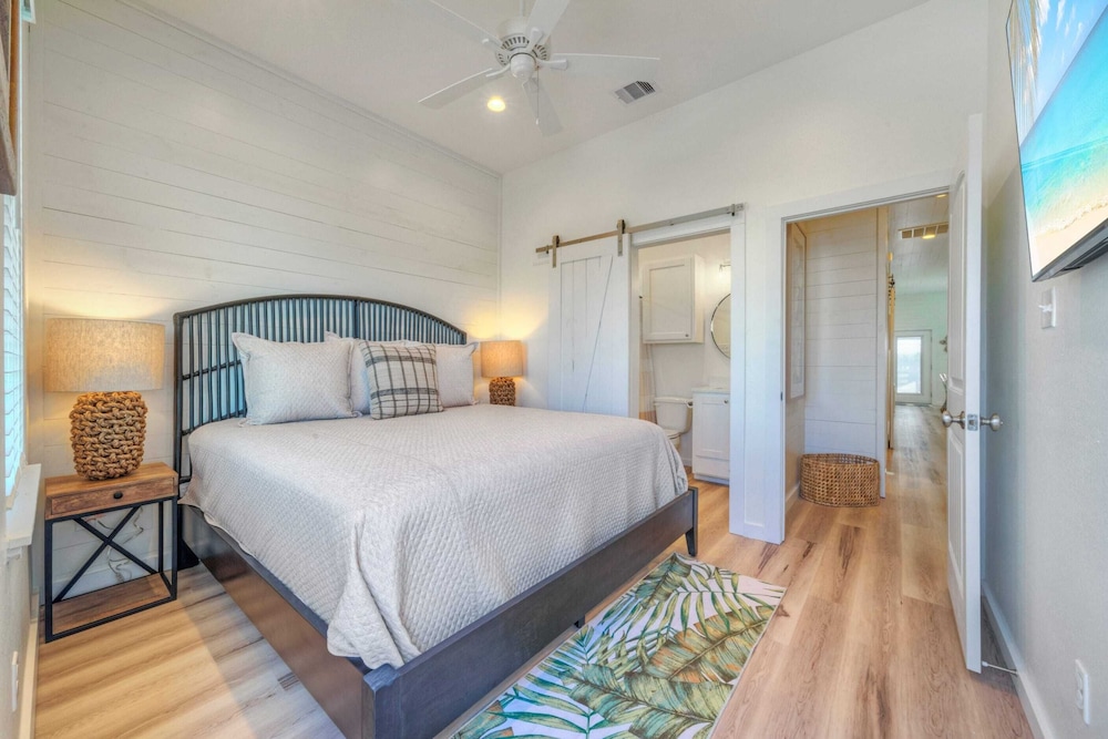 2 Homes, Sleeps 22 2 Private Pools, Firepit, Steps to Beach Boardwalk Access