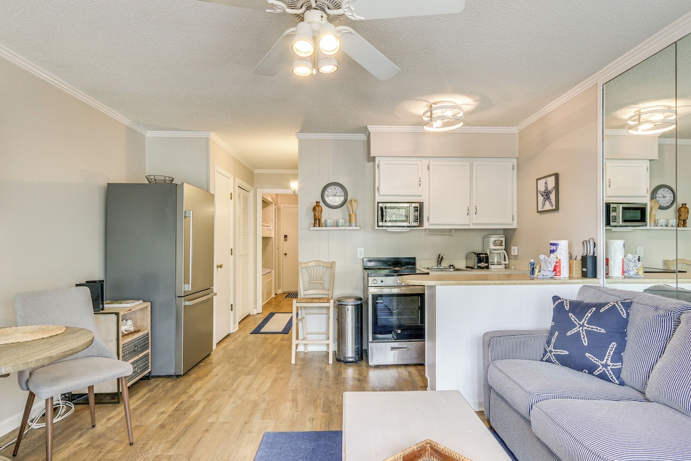 Walk to Coligny Beach Park: Condo w/ Pool Access!