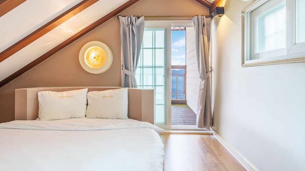 Geoje Kkachi and Santorini Pension
