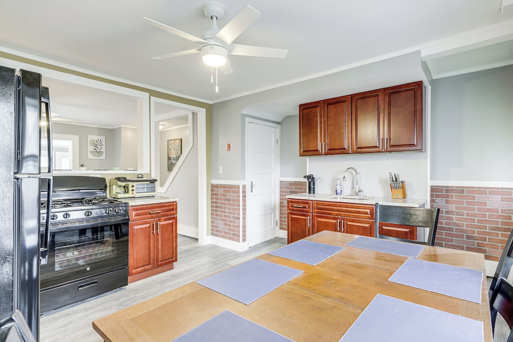 Easthampton Apartment Near Breweries & Rail Trail!