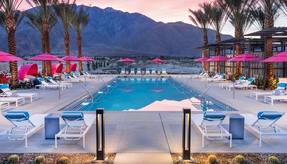 Modern Miralon - Sophisticated Retreat for Up To 5 w/ Resort Amenities