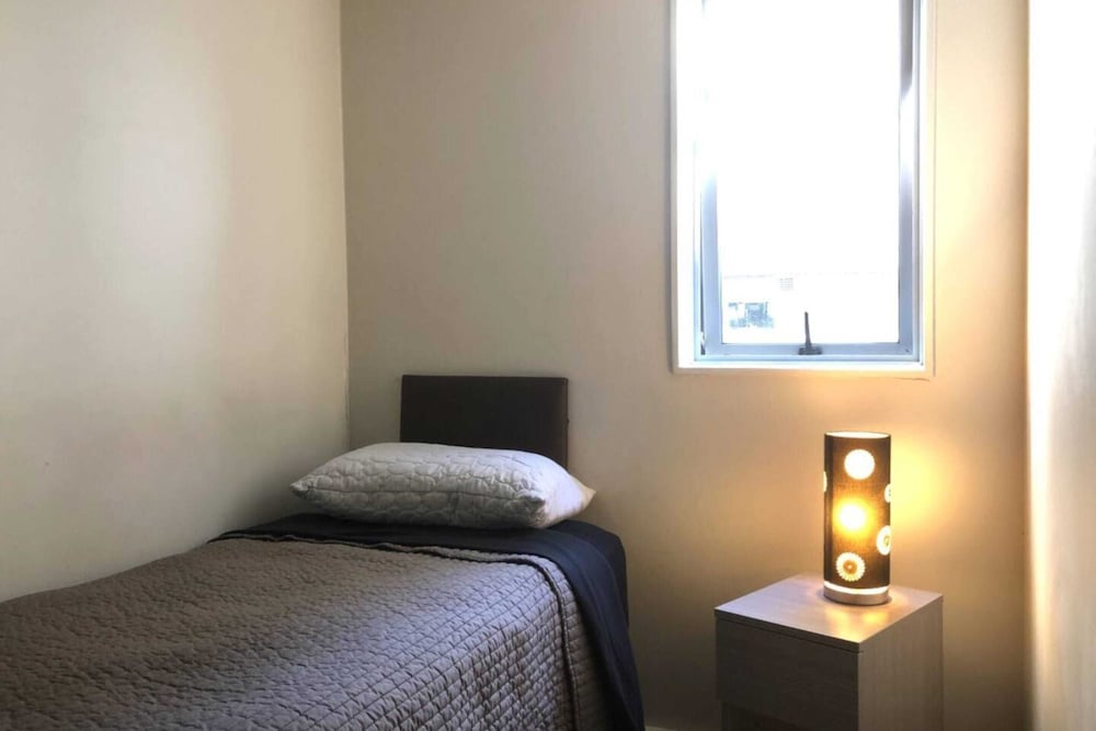 Modern 3 Bedroom Apartment in Auckland view 2