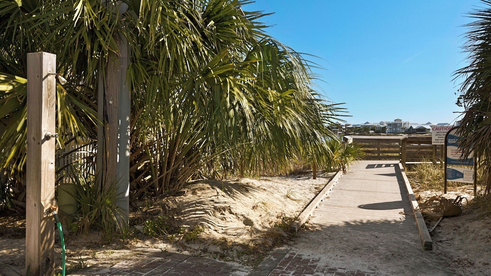 Best of Both Worlds: Pool, Golf Cart, Nearby Attractions & Steps to Beach!