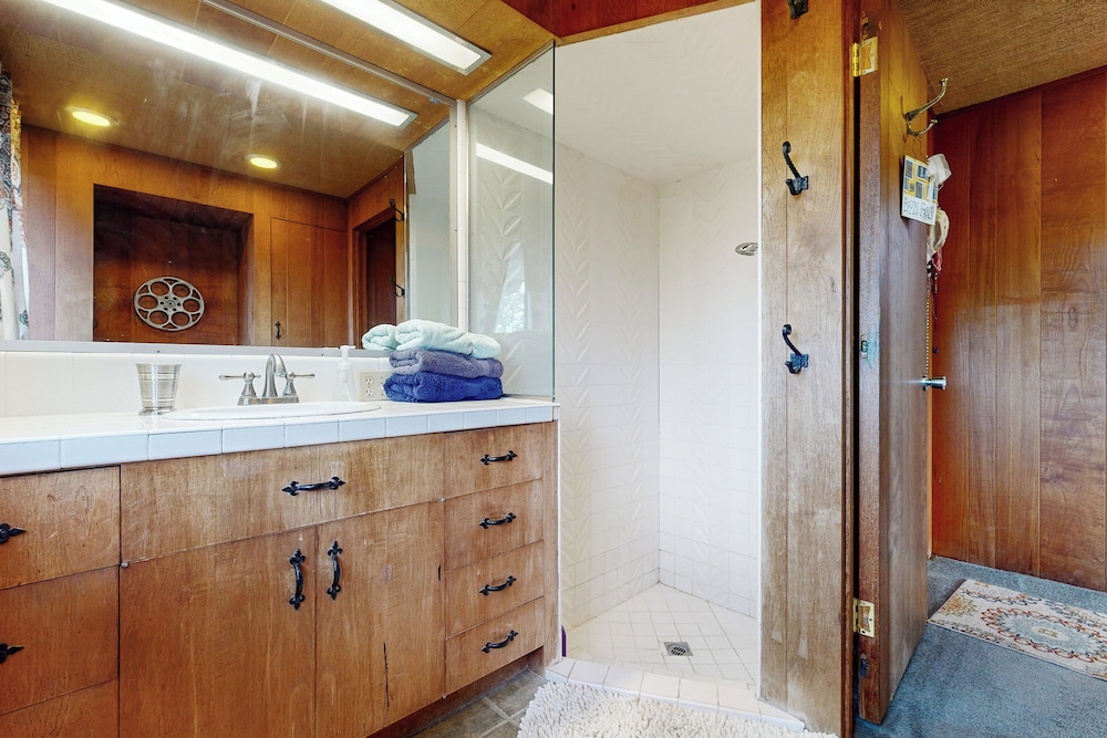 Mountain & Lake View Dog-friendly Retreat