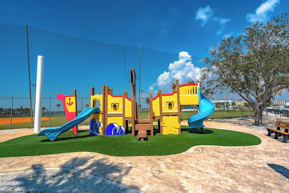 Madeira Beach Yacht Club 151H by Distinctive Beach Rentals