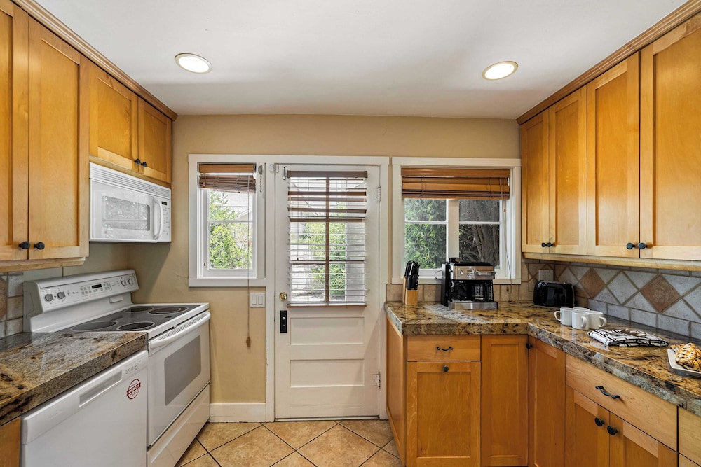 Dandelion by Avantstay Pool, 0.2mi to Downtown!