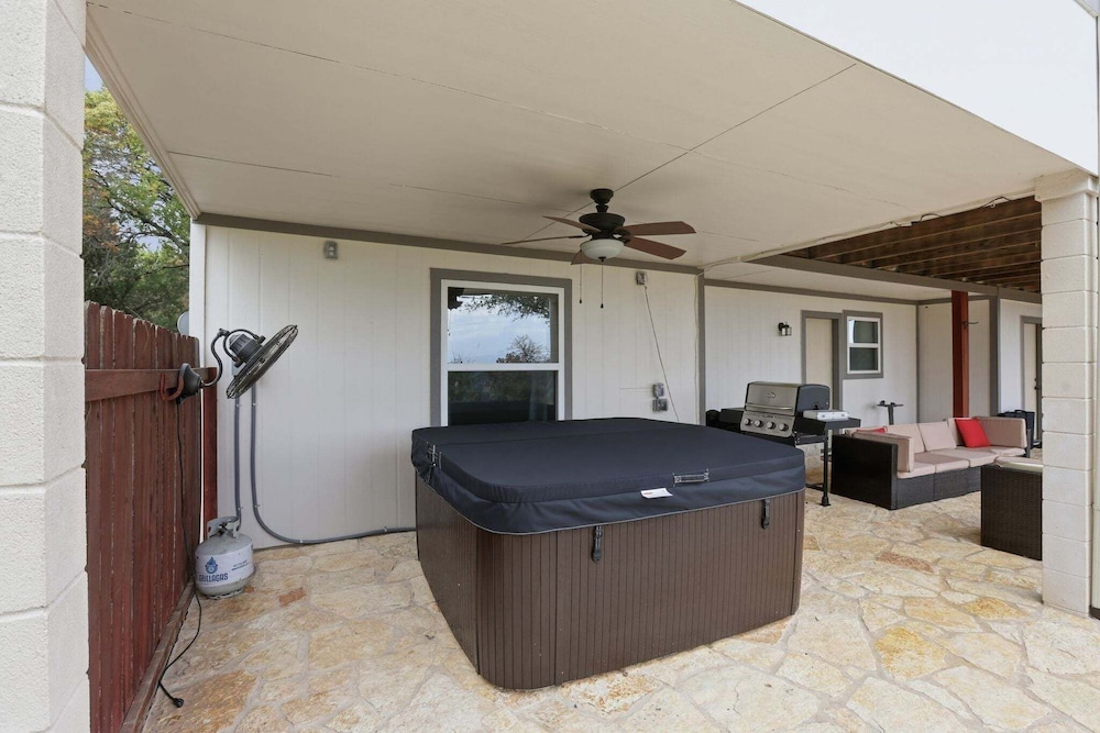 4br Leander Retreat With Hot Tub & Views 4 Bedroom Home