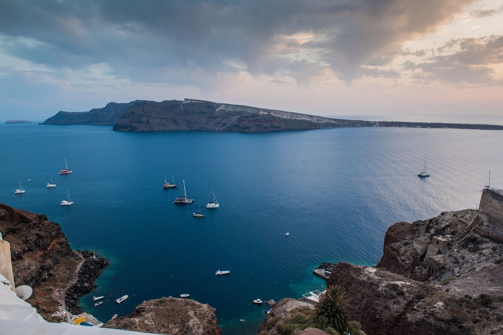 Hyperion Oia Suites