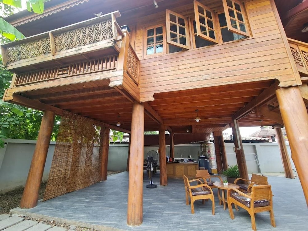 300 Years Old Wooden House w 3 Bedrooms and big Yard