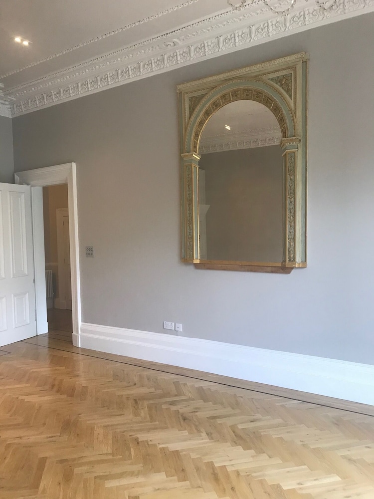 Luxurious 3-bed Apartment in Conservation Area view 2