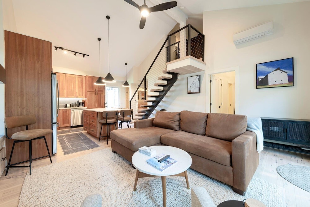 Stylish 4BR Canyons Village-Walk to Cabriolet-Hidden Creek 37D