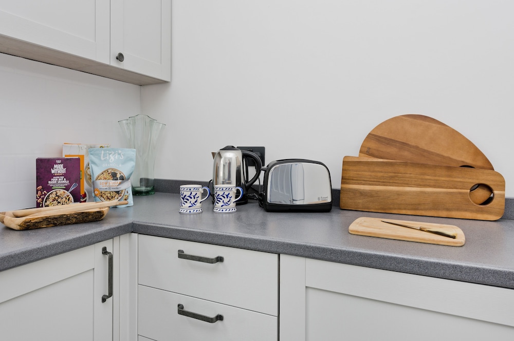 Stylish one Bedroom Flat Near Kew Gardens by Underthedoormat view 5