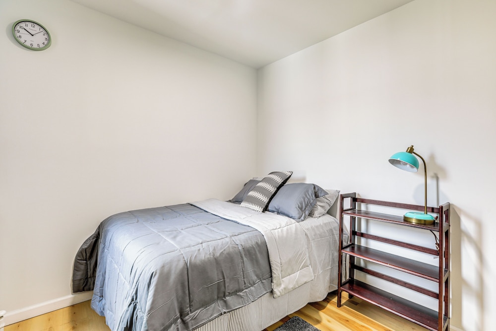 6 Mi to Eagles Games: Stylish Philly Townhome!