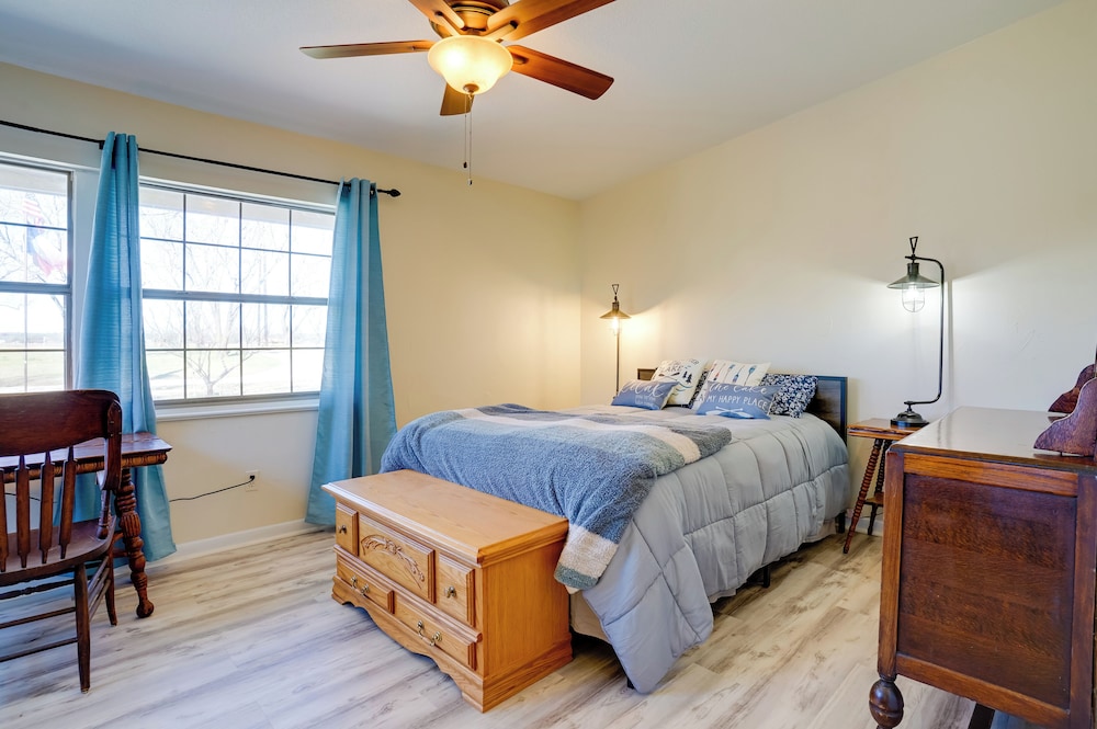 On-site River Access: Fishing Retreat in Granbury!