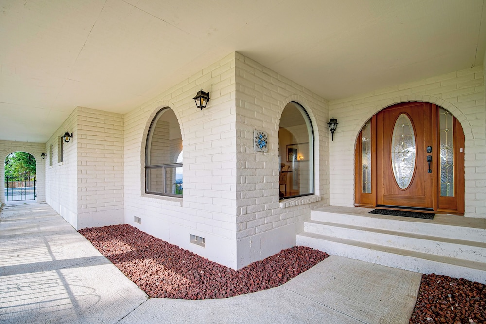 4 Mi to River: Umpqua Valley Villa w/ Fire Pit!