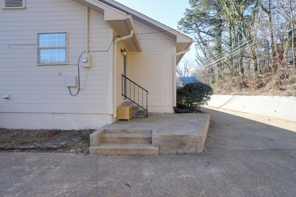 Walk to Oxford Square & Ole Miss: Central Home!