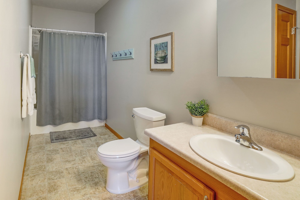 Live Large on Saddle Lake! Family Home w/ Dock