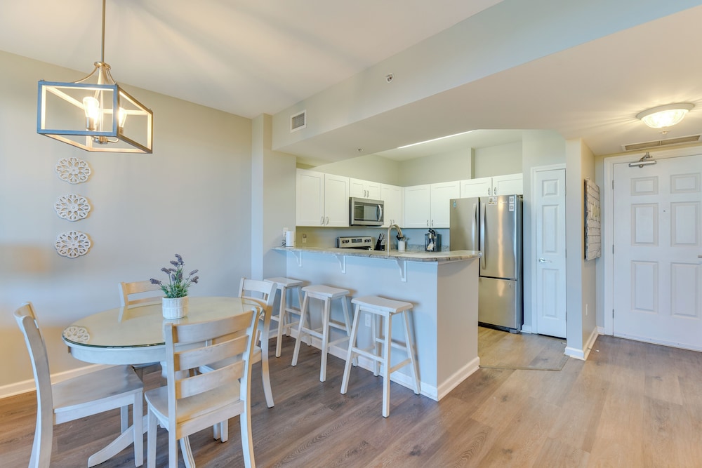 Walk to White-sand Beach: Resort Condo in Destin!