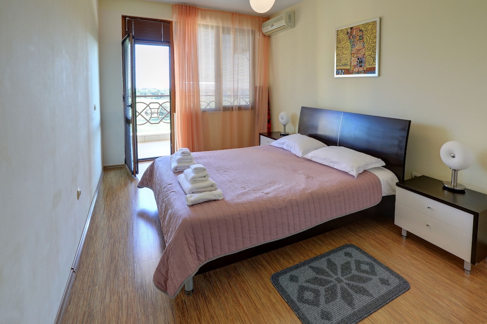 Lighthouse Luxe Estate Apart & Villas