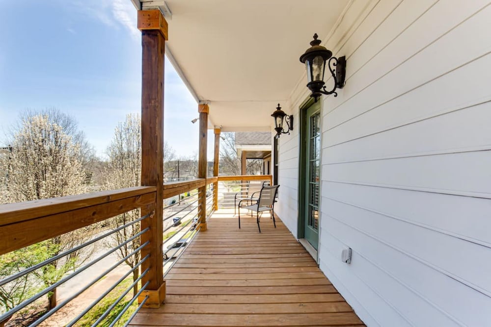 Huge 4 Bdrm Home in the Heart of Atlanta King Bed view 5