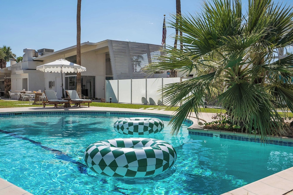 The Monkey Tree Hotel Buyout by Avantstay Entire Hotel Buyout! Funky Rooms w/ Modern Amenities!