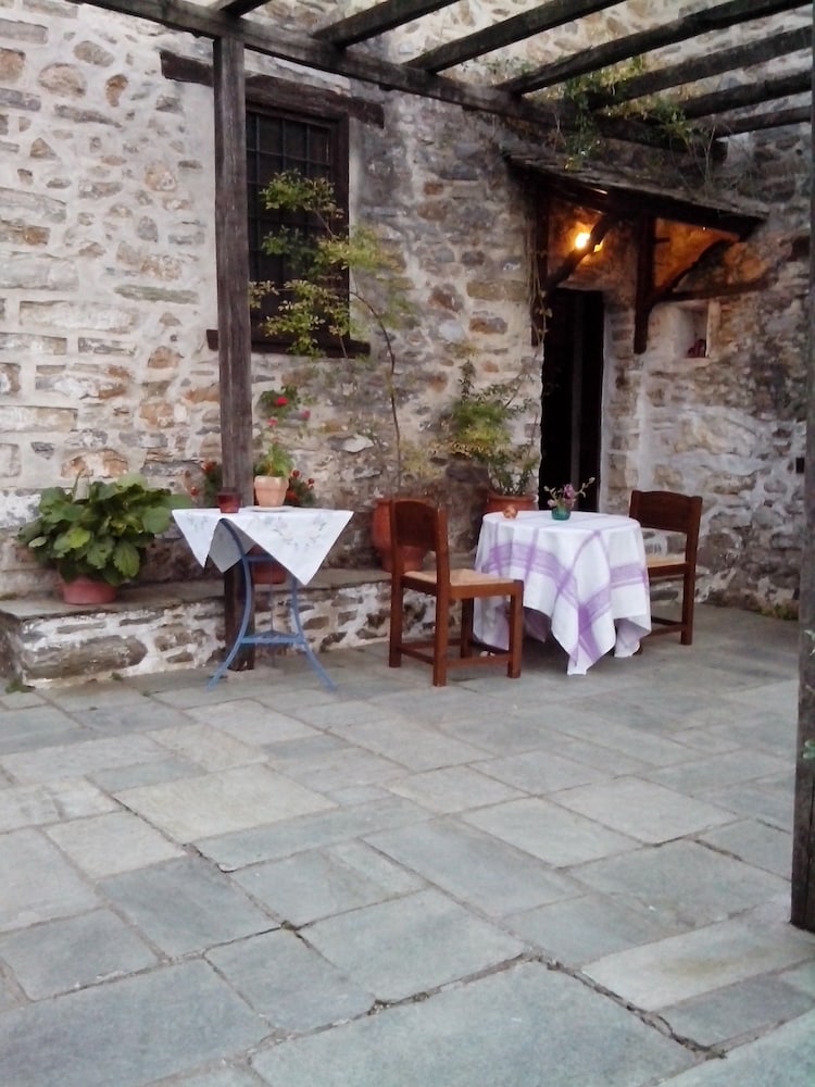 Traditional Guest Home Dimou