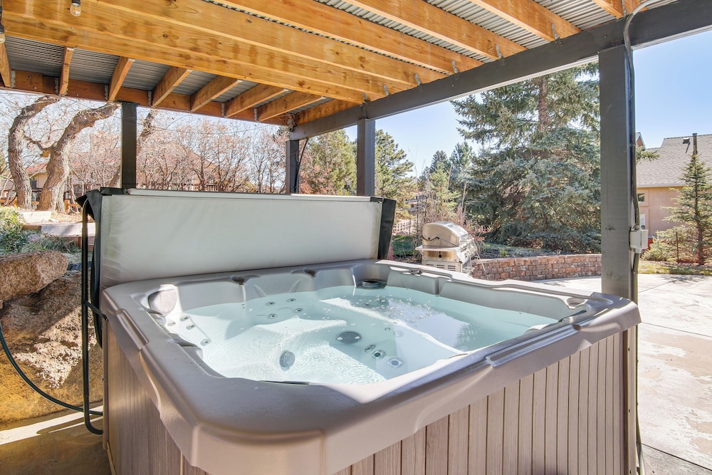 Private Hot Tub, 4 Mi to Usafa: Cozy Apartment!