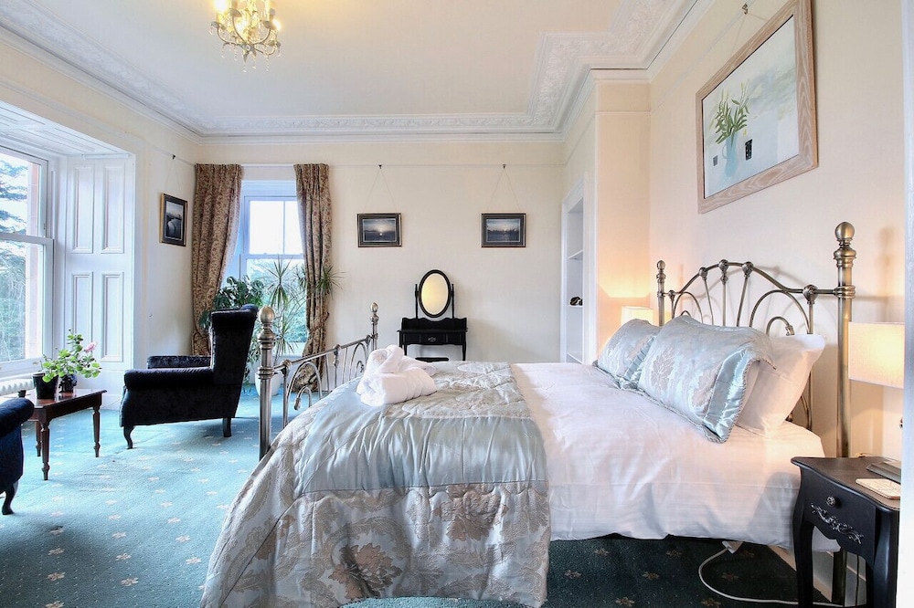Duneira in Rhu With 7 Bedrooms and 4 Bathrooms view 3